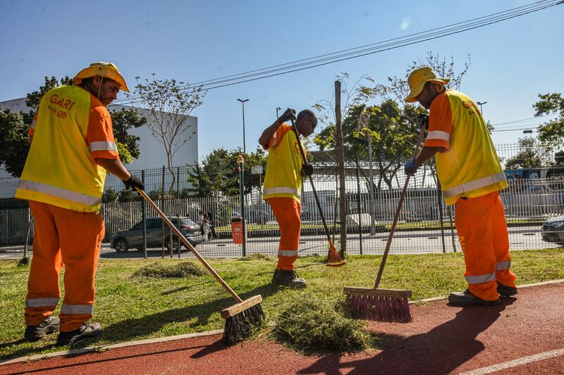 Clin moderniza uniformes e reforça cuidado com a saúde dos garis – Prefeitura Municipal de Niterói