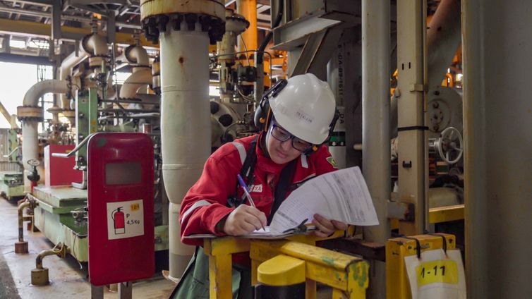 Rafa Neddermeyer/Agência Brasil 28/05/2026 - Pré-sal da Bacia de Santos -Esta é a P-67, uma unidade gigante do tipo FPSO (sistema flutuante de produção, armazenamento e transferência) que opera no pré-sal da Bacia de Santos. Com impressionantes 353 mil toneladas, 288 metros de comprimento, 54 metros de largura e 31 metros de altura, essa estrutura colossal tem capacidade para processar diariamente até 150 mil barris de petróleo e comprimir até 6 milhões de m³ de gás natural. Mostrar o cotidiano, a segurança e a dedicação dos profissionais que trabalham embarcados nessa superestrutura é uma forma de valorizar quem constrói a nossa história todos os dias.
Como parte ativa do Programa Pró-Equidade de Gênero e Raça, a Petrobras reafirma o compromisso de construir um ambiente de trabalho mais inclusivo e representativo, quebrando barreiras históricas no setor offshore e impulsionando a equidade tanto em terra quanto mar afora. Foto: Rafa Neddermeyer/Agência Brasil
