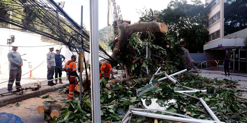 Mais de 26 mil imóveis seguem sem energia no estado do Rio
