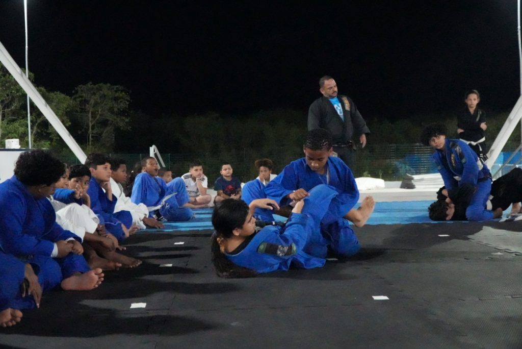 Gonçalenses realizam aulas gratuitas de jiu-jítsu no Parque RJ Nosso Sonho