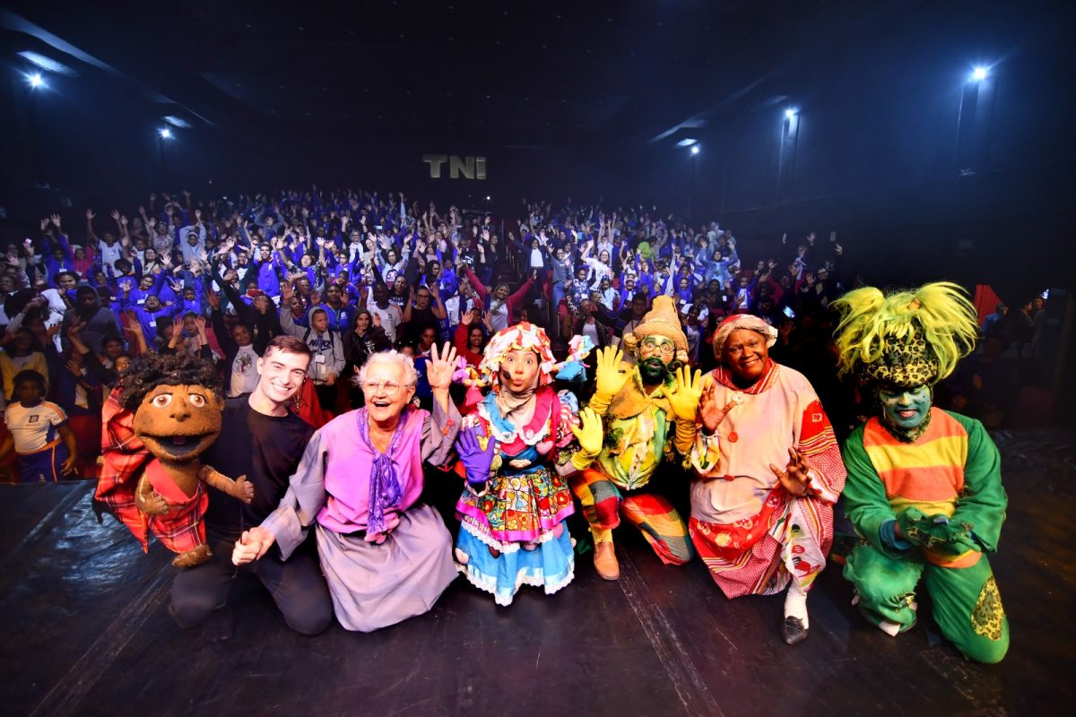 Prefeitura de Nova Iguaçu leva 500 alunos com deficiência ao teatro