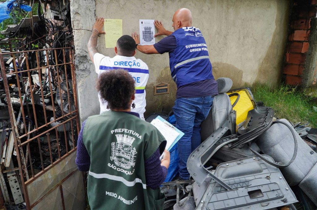 Prefeitura interdita ferro-velho em ação conjunta com a Polícia Civil