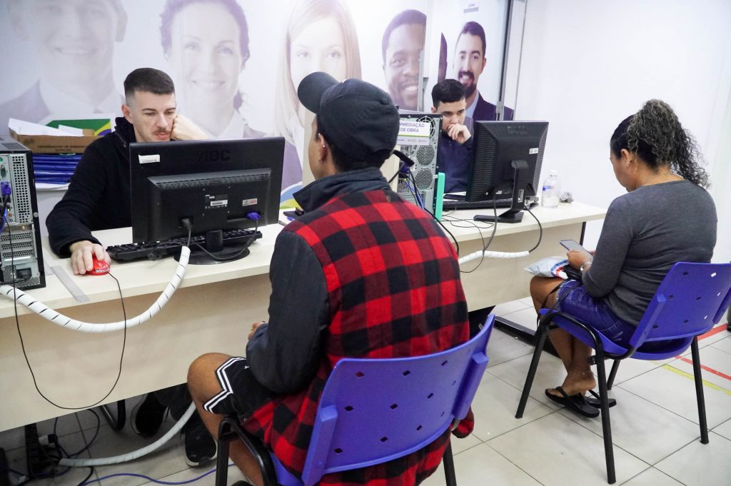 São Gonçalo encaminha para vagas de emprego em serviços gerais e tecnologia