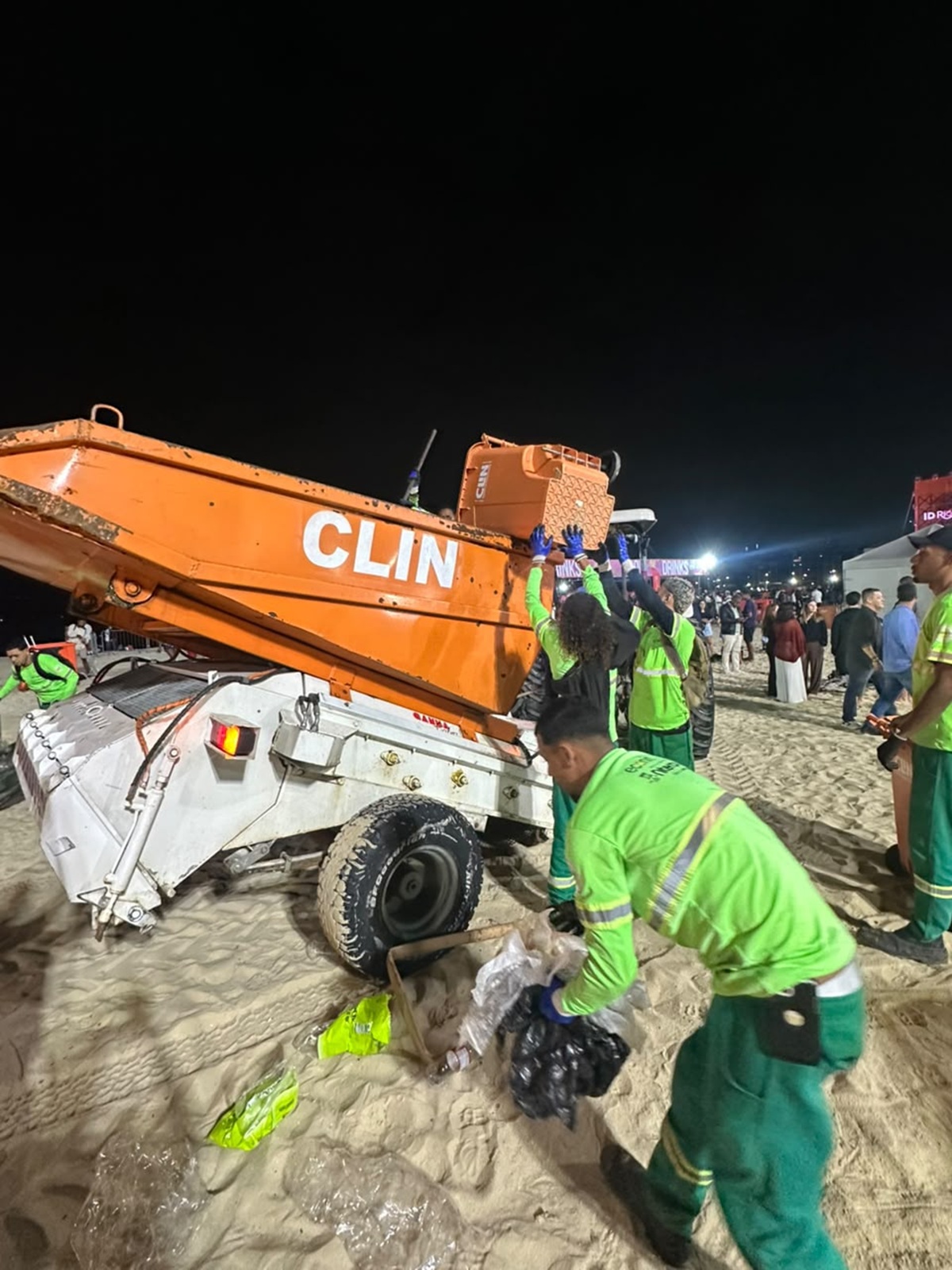 Clin monta operação especial de limpeza da Praia de Icaraí após evento de três dias – Prefeitura Municipal de Niterói