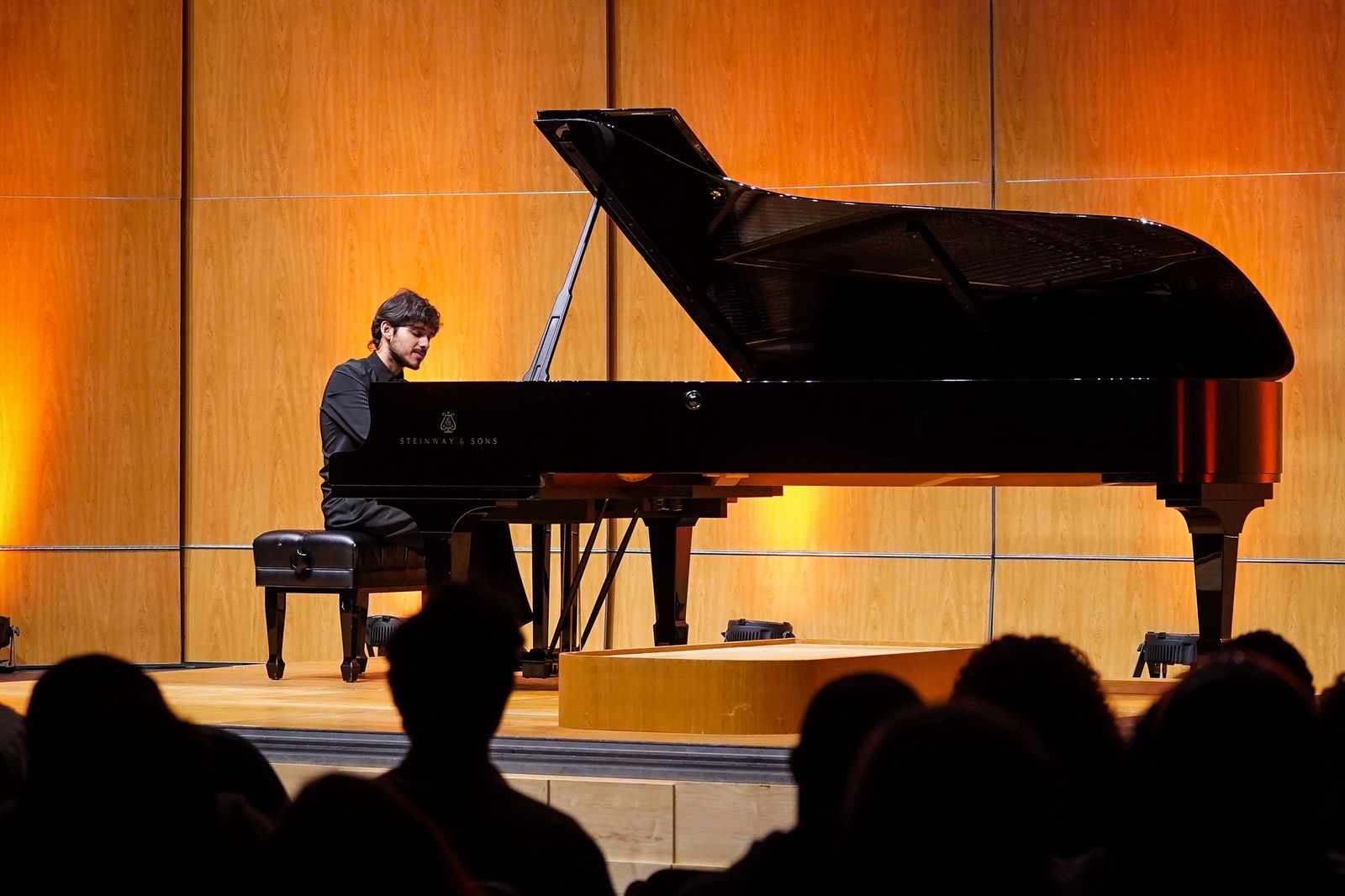Bruno de Lorenzo apresenta recital solo no Theatro Municipal de Niterói – Prefeitura Municipal de Niterói