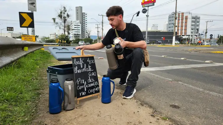 Santa Catarina - 17/09/2026 - O jovem Gustavo Pereira começou a vender café nas ruas de Lages, em Santa Catarina, para recomeçar a vida após deixar de apostar em bets - Foto: Gustavo Pereira/Arquivo Pessoal