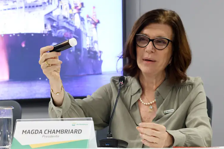 Rovena Rosa/Agência Brasil Rio de Janeiro (RJ), 02/10/2026 - A presidente da Petrobras, Magda Chambriard, fala durante coletiva para a imprensa sobre nova descoberta de petróleo em águas profundas do Amapá, no Edifício Sede da Petrobras. Foto: Rovena Rosa/Agência Brasil