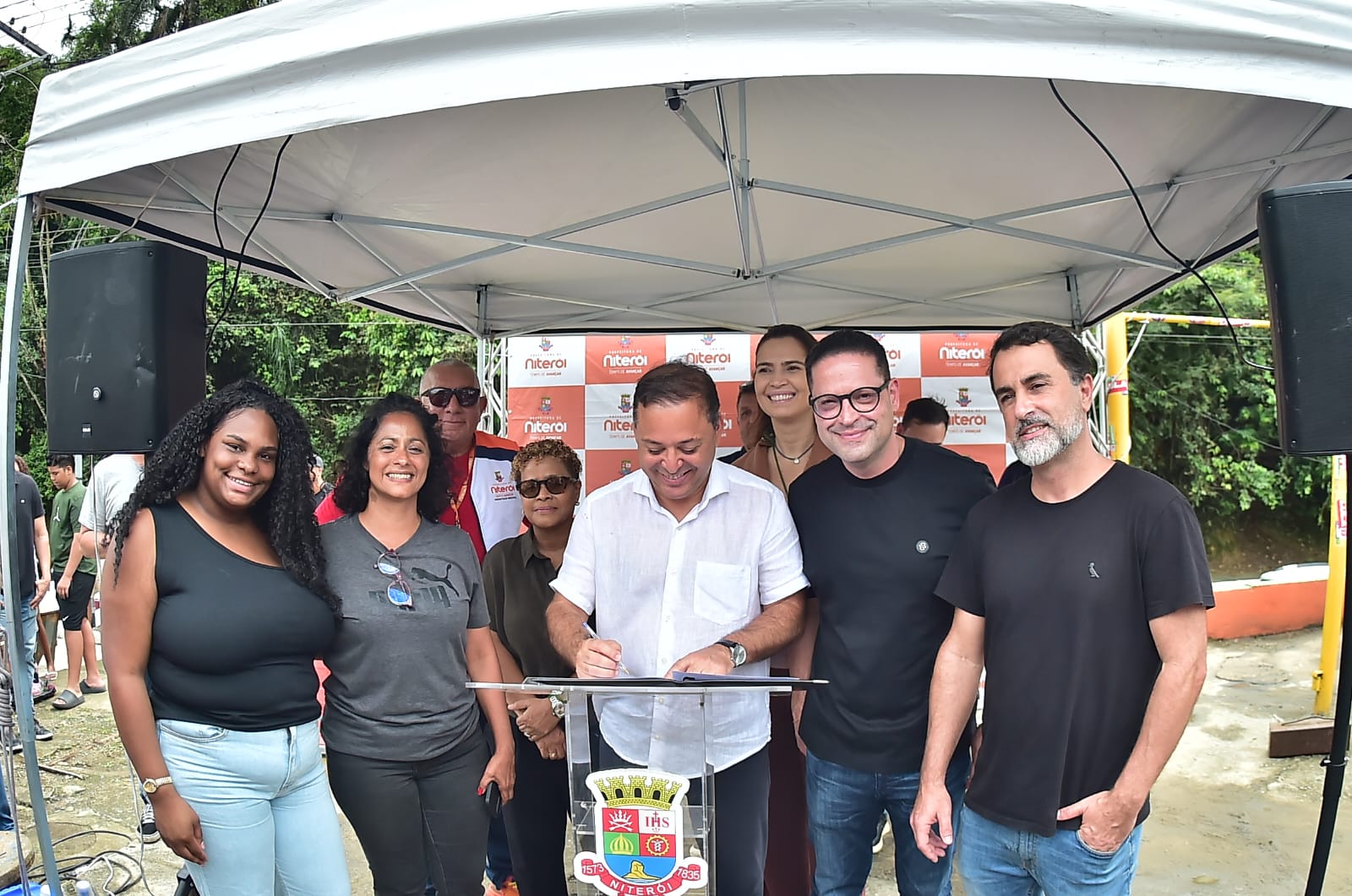 Rodrigo Neves assina ordem de início de obras de R$ 35,9 milhões no Baldeador – Prefeitura Municipal de Niterói