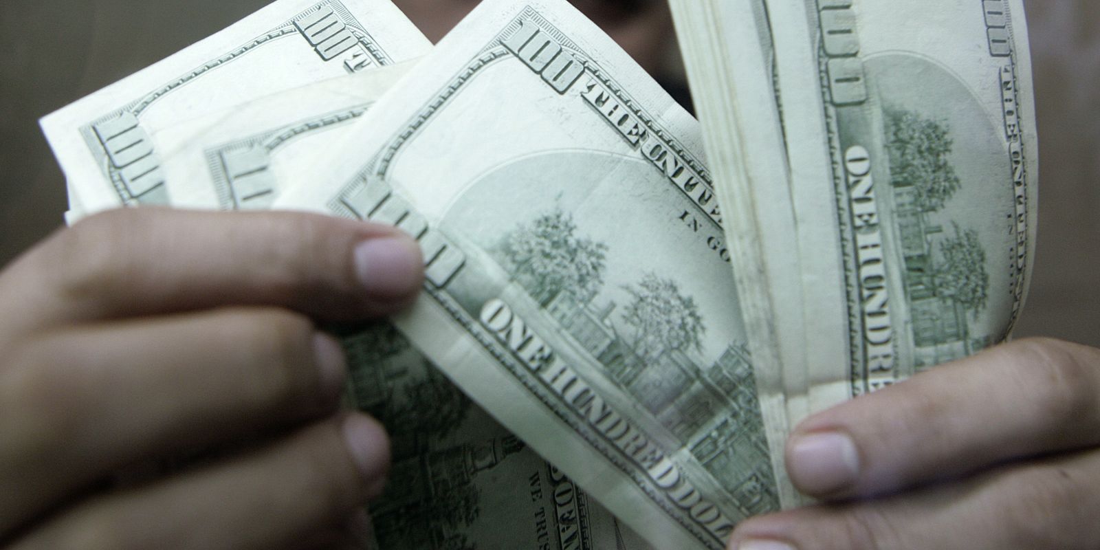 Dólar cai a R$ 4,98 e acumula perda de 4,44% na semana