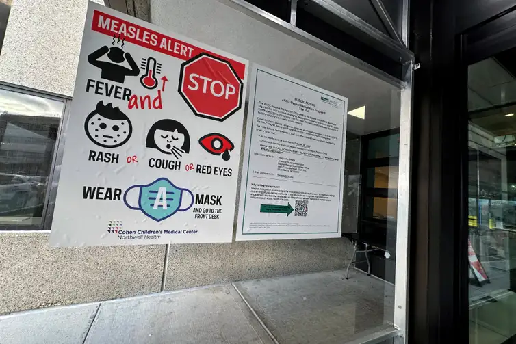 REUTERS/Shannon Stapleton/Proibida reprodução Placa de alerta sobre o sarampo afixada na entrada do Cohen Children's Medical Center, em New Hyde Park, Nova York, EUA
14 de março de 2025
REUTERS/Shannon Stapleton