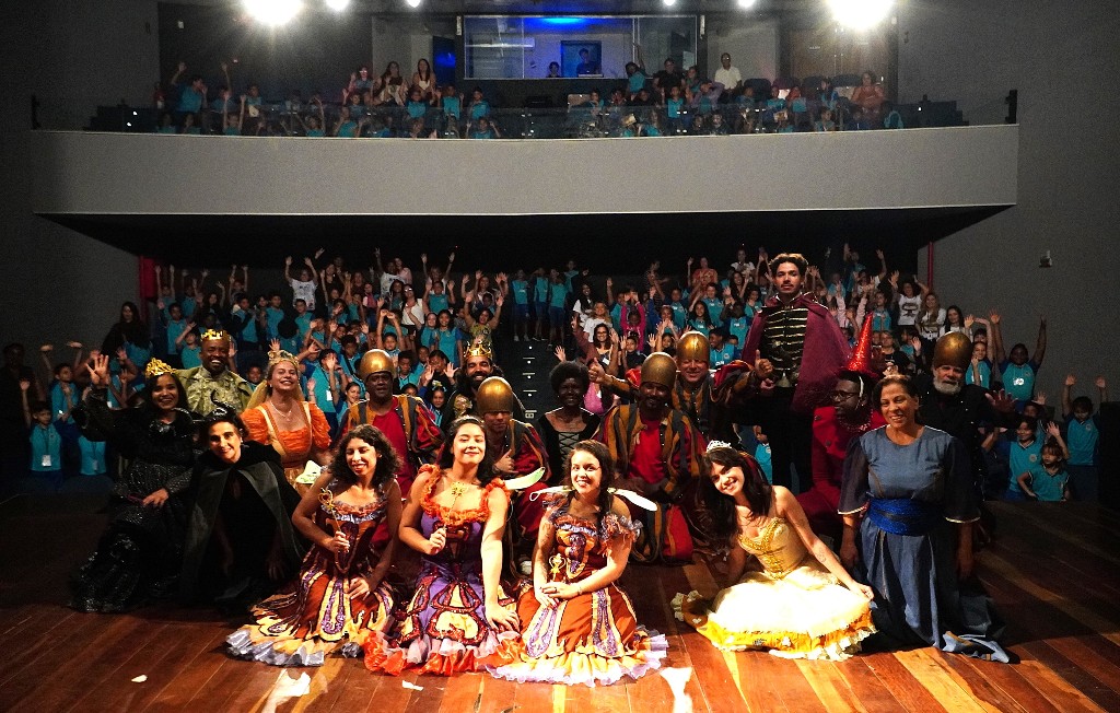 Alunos de quatro escolas de São Gonçalo conhecem o Teatro Municipal