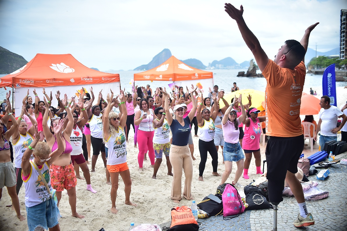 Outubro Rosa reúne mães, avós e filhos em manhã de cuidado, inclusão e prevenção na Praia de Icaraí – Prefeitura Municipal de Niterói
