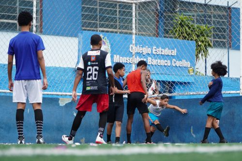 Crianças e jovens gonçalenses participam de aulas de futebol no Boaçu