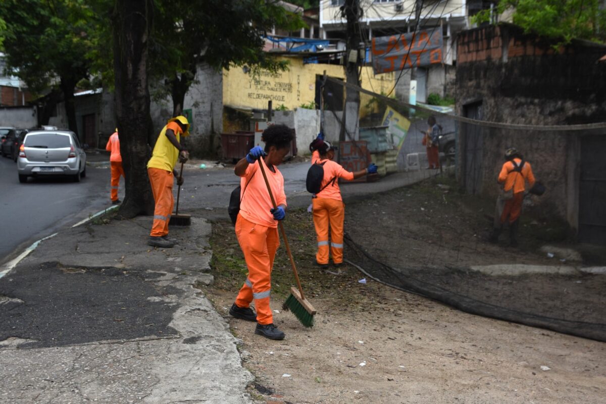 Força-tarefa da Clin reforça limpeza nos morros do Bumba e do Holofote – Prefeitura Municipal de Niterói
