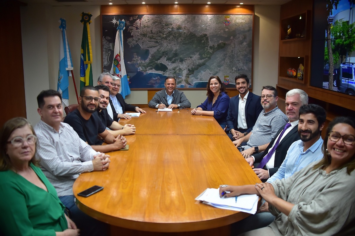 Prefeito Rodrigo Neves assina decreto de desapropriação do Teatro Leopoldo Fróes e anuncia restauração para 2027