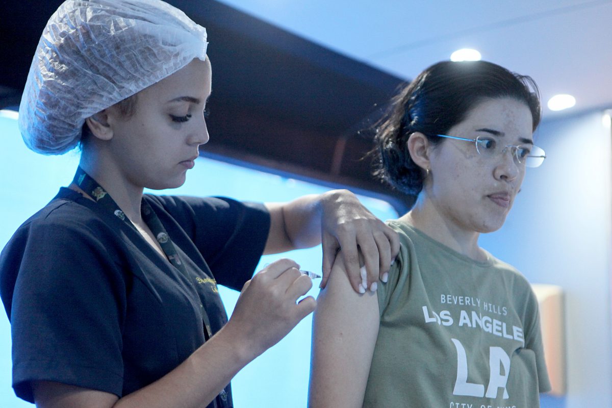 Nova Iguaçu vacina pessoas de 15 a 24 anos contra meningite