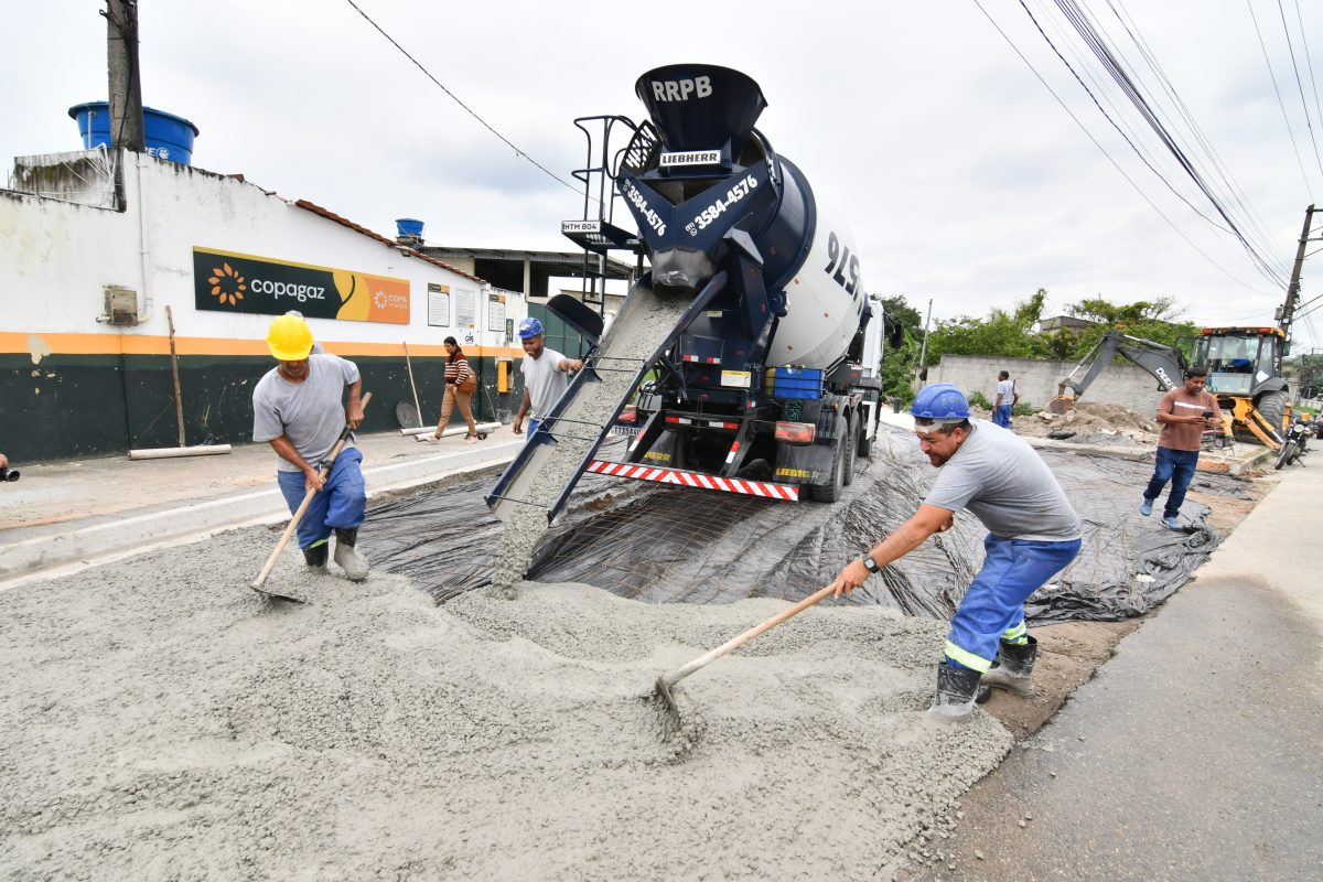 Prefeitura de Nova Iguaçu pavimenta rua em Santa Rita e cria novo acesso à Estrada de Adrianópolis