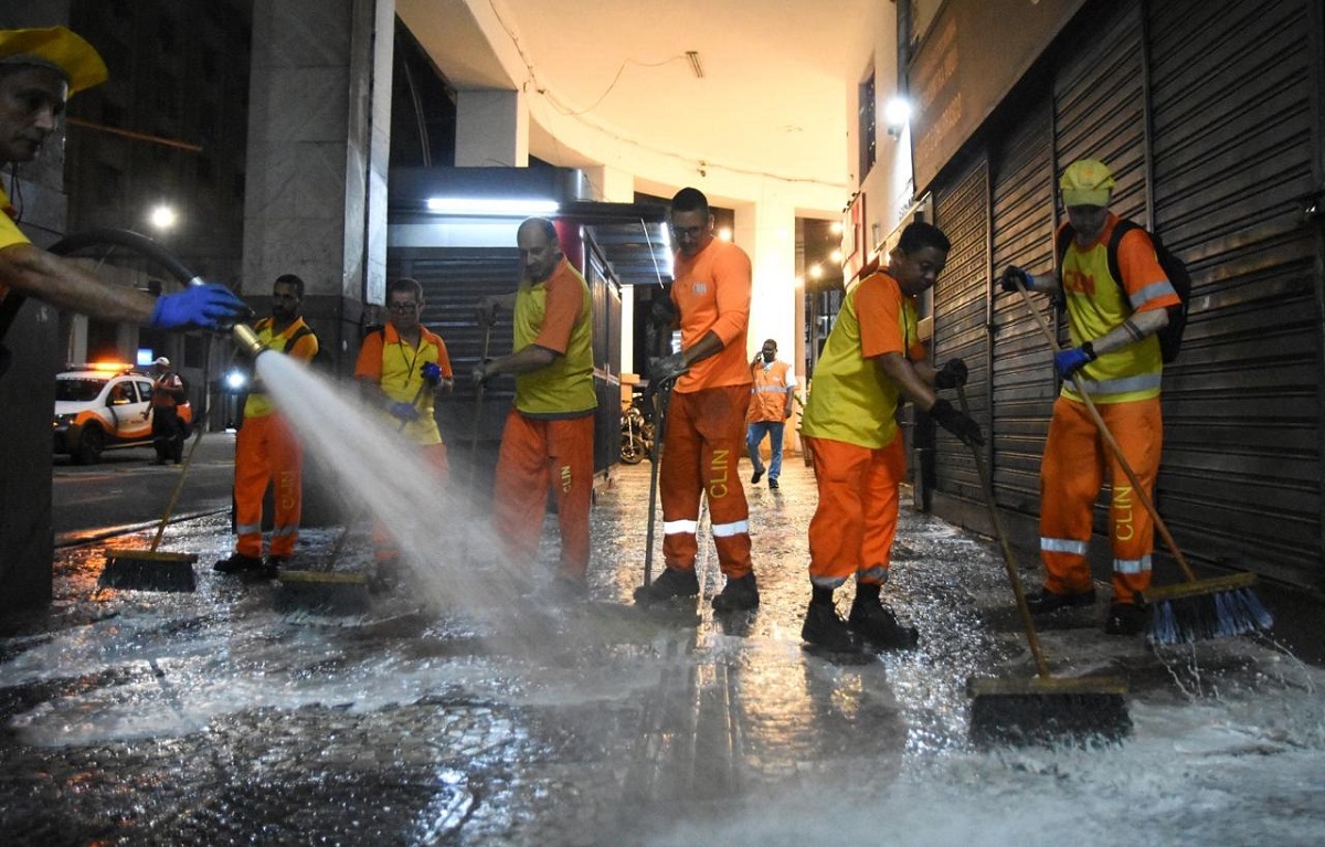 Clin reforça lavagem e limpeza na Avenida Amaral Peixoto durante a madrugada – Prefeitura Municipal de Niterói