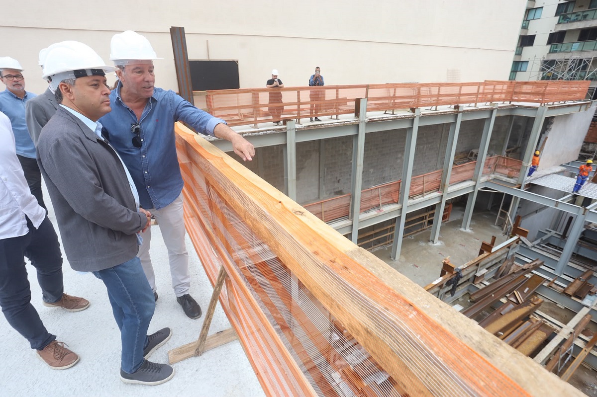 Prefeito de Niterói vistoria andamento de obras no Cinema Icaraí e na Praça Getúlio Vargas – Prefeitura Municipal de Niterói