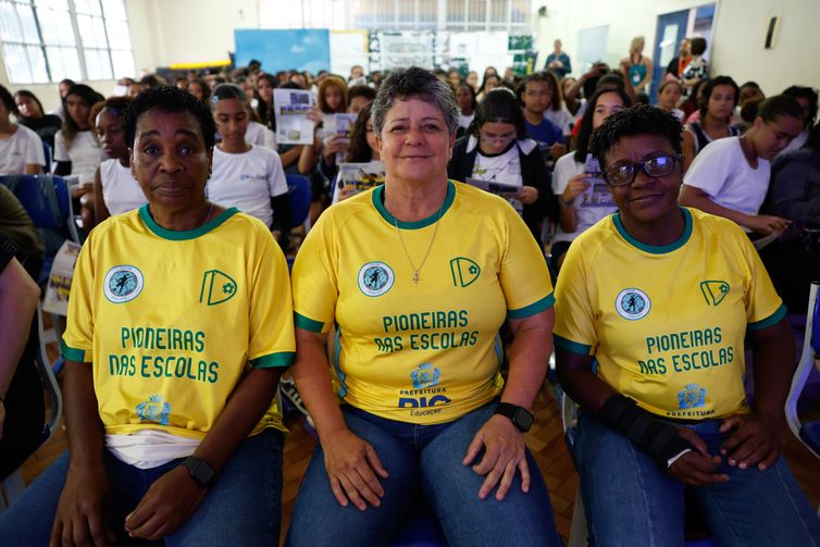 Rio de Janeiro (RJ), 21/10/2026 – Ex-jogadoras da seleção brasileira feminina de futebol Marisa, Fia e Pelé participam de atividades com alunas da rede pública de ensino na Escola Municipal Juan Antônio Samaranch, com o projeto Pioneiras nas Escolas. Foto: Fernando Frazão/Agência Brasil