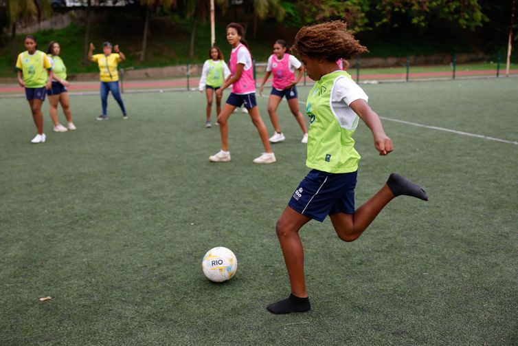 Rio de Janeiro (RJ), 21/10/2026 – Ex-jogadoras da seleção brasileira feminina de futebol Marisa, Fia e Pelé participam de atividades com alunas da rede pública de ensino na Escola Municipal Juan Antônio Samaranch, com o projeto Pioneiras nas Escolas. Foto: Fernando Frazão/Agência Brasil