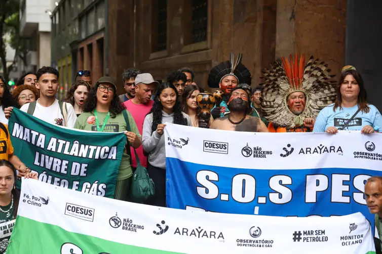 Rio de Janeiro (RJ), 07/10/2026 – Entidades da sociedade civil protestam em frente a sede da Agência Nacional do Petróleo, Gás Natural e Biocombustíveis (ANP) durante sessão pública do 4º Ciclo da Oferta Permanente de Partilha da Produção (OPP4), na sede da empresa, no centro do Rio de Janeiro. Foto: Tomaz Silva/Agência Brasil